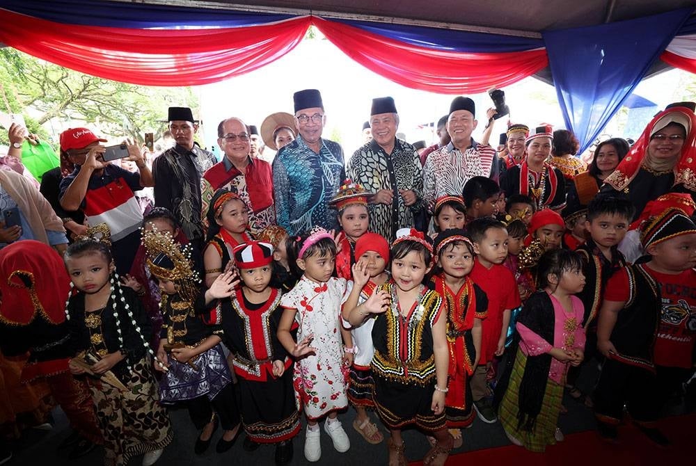 Perdana Menteri Datuk Seri Anwar Ibrahim menyantuni kanak-kanak ketika menghadiri Majlis Perasmian Sambutan Minggu Perpaduan Peringkat Kebangsaan di Tebingan Sungai Kuching hari ini.
Turut sama Timbalan Perdana Menteri Datuk Seri Fadillah Yusof dan Timbalan Premier Sarawak Datuk Amar Awang Tengah Ali Hasan.