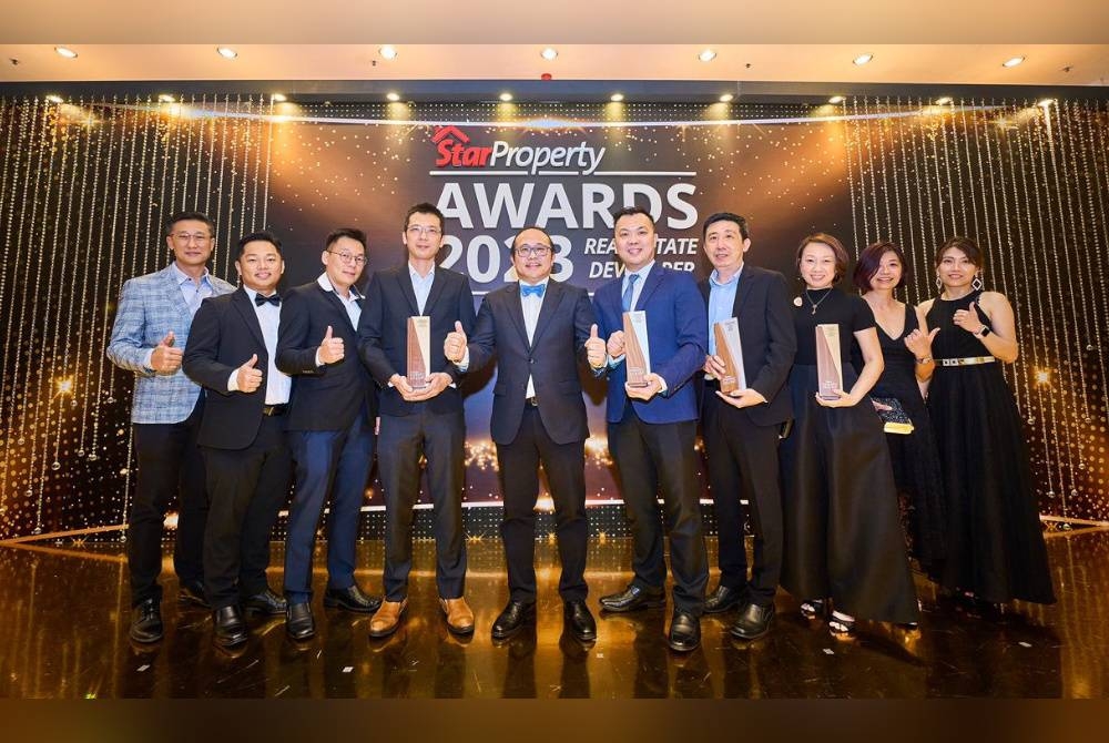 Kumpulan SkyWorld bergambar dengan anugerah yang diterima pada malam Anugerah StarProperty 2023.