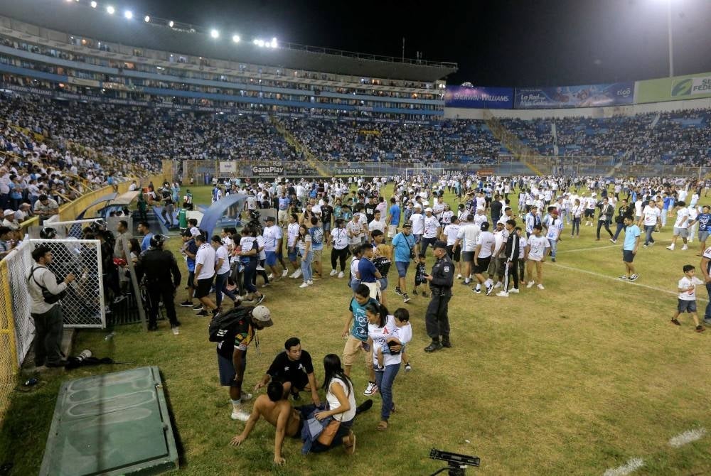 Sekurang-kurangnya sembilan maut dan kira-kira 100 lagi cedera dalam insiden rempuhan di stadium bola sepak di El Salvador. - Foto AFP