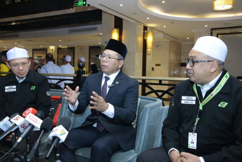 Wan Zaidi (tengah) pada sidang akhbar di Hotel Saja Al Madinah di sini. Turut serta Nurrinanuwar (kiri) dan Mohammed Heikal.