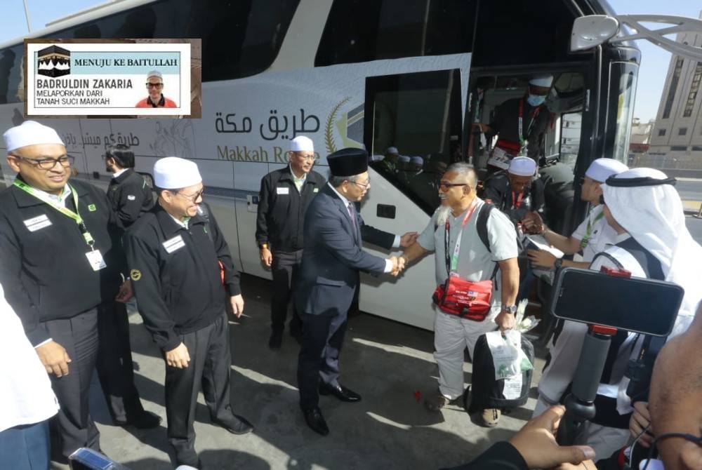 Wan Zaidi menyambut ketibaan jemaah di Hotel Saja Al Madinah.