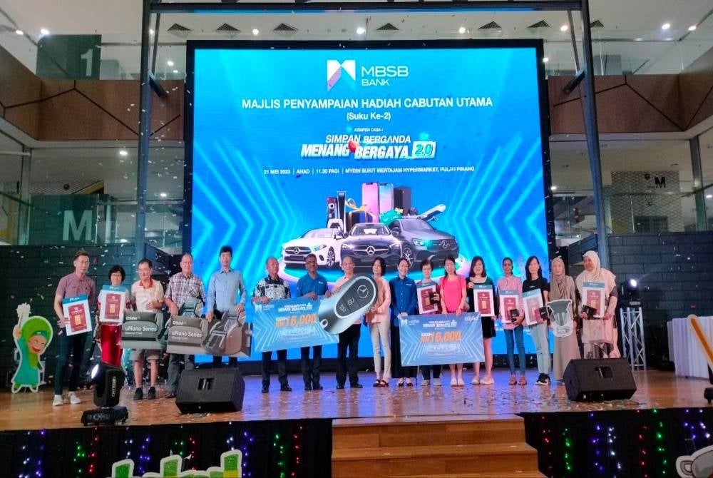 Pemenang Kempen Simpan Berganda Menang Bergaya 2.0 Casa-i (SBMB 2.0) MBSB Bank bergambar bersama Ramanathan selepas majlis penyampaian hadiah yang diadakan pada Ahad.