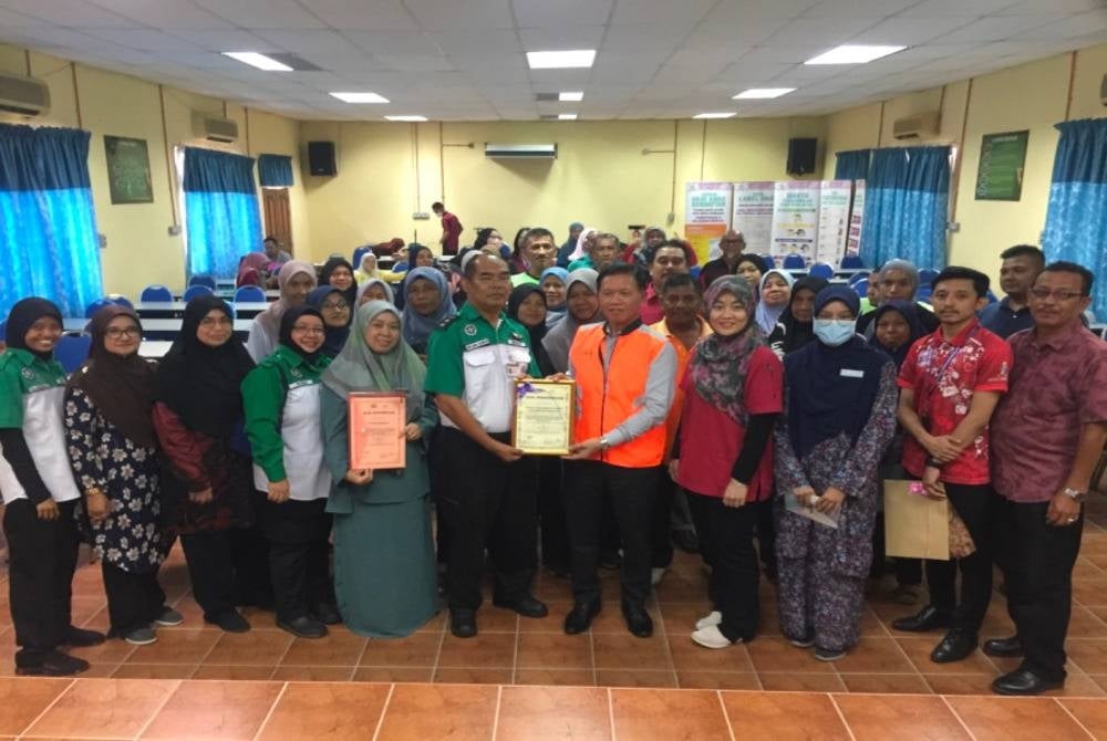 Kesemua peserta bergambar bersama Said (tengah).