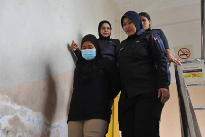 Nurul Shahira didakwa atas pertuduhan bertindak cuai yang boleh menyebabkan kecederaan fizikal terhadap dua bayi di Mahkamah Seksyen, Johor Bahru pada Ahad.