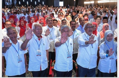 Timbalan Perdana Menteri Datuk Seri Dr Ahmad Zahid Hamidi (tengah) ketika hadir bagi merasmikan Konvensyen Perpaduan Negeri Kedah pada Ahad. - Foto Bernama. 
