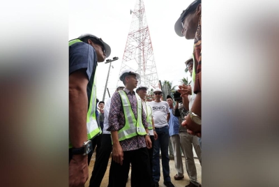 Fahmi Fadzil meluangkan masa melawat menara telekomunikasi luar bandar Kampung Trombol, Telaga Air Kuching hari ini. - Foto Bernama
