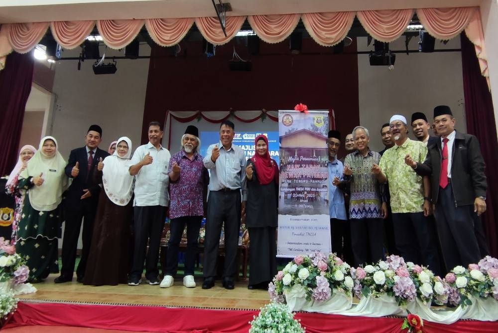 Mohd Nawawi (tujuh dari kiri) selepas menyempurnakan Perasmian Naik Taraf Dewan Fatimah di SMK Tengku Mahmud pada Ahad.