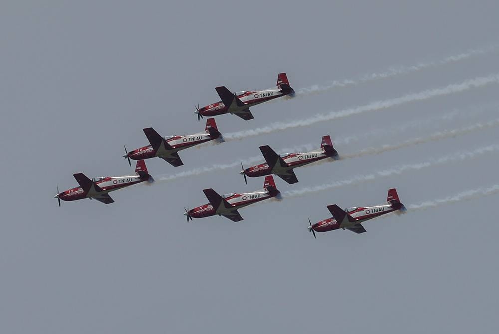 Sekitar sesi latihan pertunjukan udara oleh pempamer dari seluruh dunia yang menyertai LIMA'23 di ruang angkasa pekarangan Pusat Pameran Antarabangsa Mahsuri (MIEC) pada Isnin. - Foto: Bernama