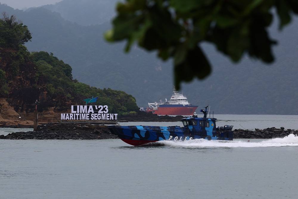Polis Maritim melakukan demonstrasi menggunakan bot ronda Watercat M14 sempena LIMA ‘23 di Resort World Langkawi pada Isnin.- Foto: Bernama