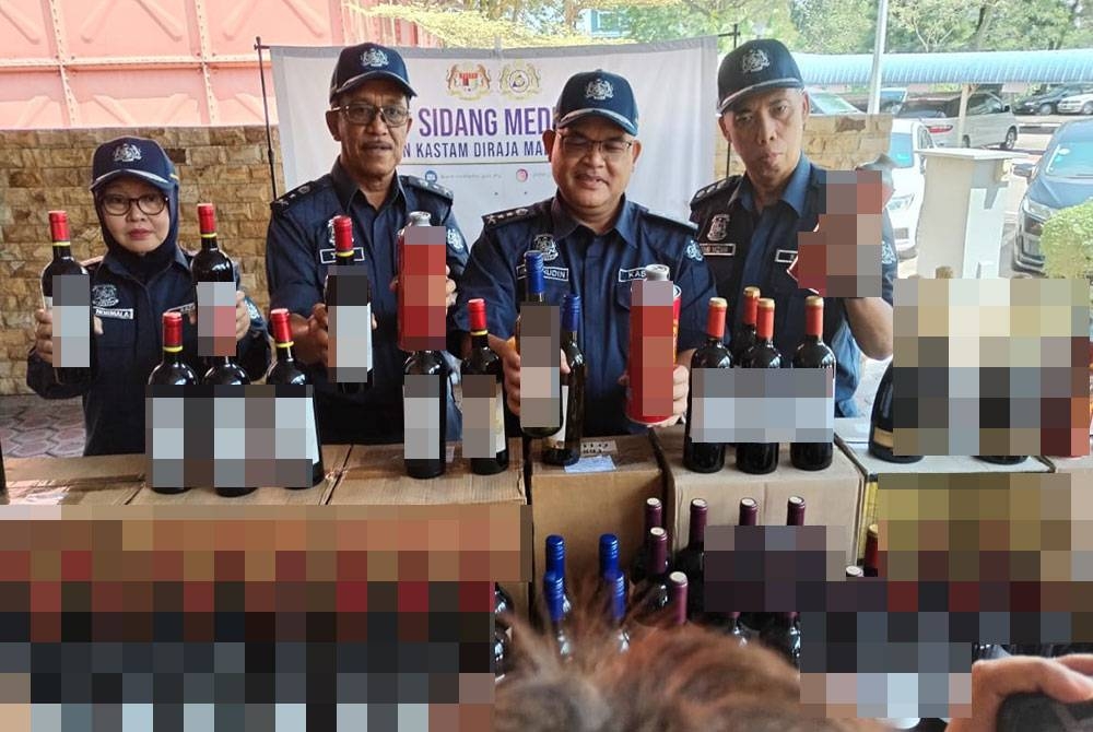 Misbahudin (dua, kanan), menunjukkan sebahagian minuman keras yang dirampas