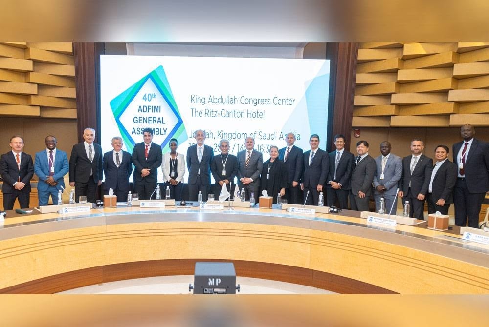 Tengku Ahmad Badli Shah bergambar bersama ahli ADFIMI.