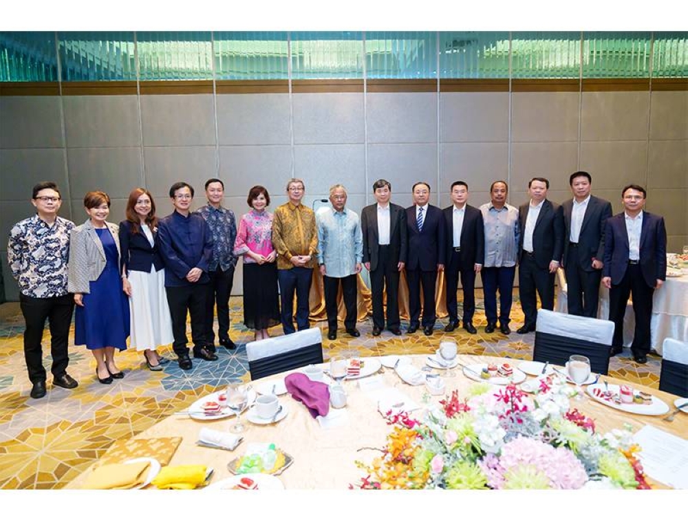 Yang di-Pertuan Agong (lapan dari kanan) berkenan berangkat ke sesi perkongsian perniagaan bersama Pengarah LBS, Tan Sri Ir. Lim Hock San, dan delegasi dari China, TYT Zhou Zuyi dan Zhou Kanfen, di sebuah hotel di Kuala Lumpur, di sini.