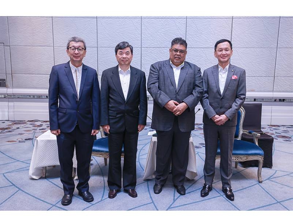 Pengerusi Eksekutif LBS, Tan Sri Ir. Lim Hock San (kiri) bersama Setiausaha Jawatankuasa Wilayah PKC Fujian dan Pengerusi Jawatankuasa Tetap Kongres Rakyat Wilayah Fujian, Zhou Zuyi, bergambar kenangan bersama Ketua Menteri Melaka, Datuk Seri Ab Rauf Yusoh dan Ketua Pegawai Eksekutif LBS, Datuk Wira Joey Lim Hock Guan (kanan) di sebuah hotel di Kuala Lumpur, di sini.