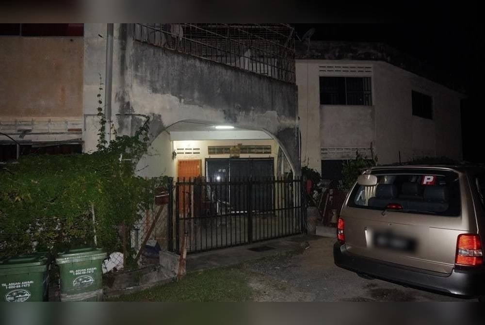 Sebuah rumah dijadikan premis menempatkan warga Indonesia diserbu JIM dalam satu operasi khas di Temerloh, Pahang pada 16 Mei lalu. - Foto Ihsan JIM Putrajaya.