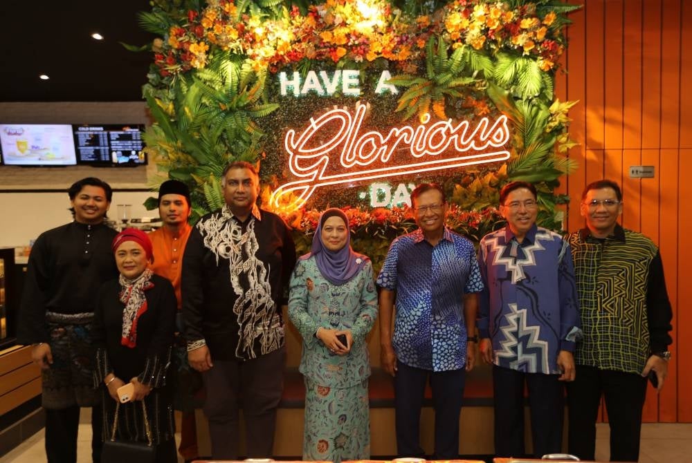 Hazimah (tengah) bersama Pengerusi Jawatankuasa Eksekutif Pernas, Datuk Abu Bakar As-Sidek Mohd Sidek,Haris Imran Roslan (kiri sekali) dan Zakwan Azizam (tiga dari kiri), francaisi Gloria Jean’s Coffees serta tetamu kehormat yang lain.