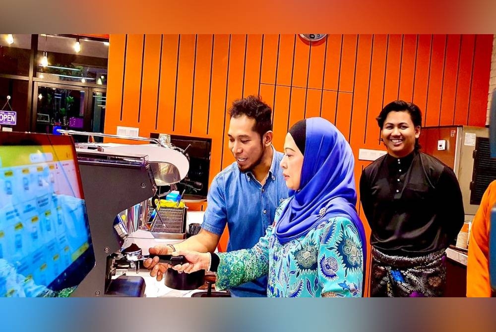 Hazimah mencuba sendiri pembuatan kopi di Gloria Jean’s Coffees.