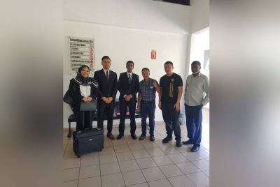 Kin Sang (tiga dari kanan) dan Wern Teik (dua dari kanan) dilepas dan dibebaskan oleh Mahkamah Sesyen Selayang pada Isnin.