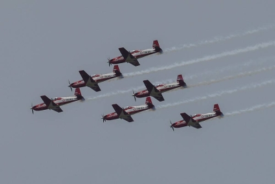 Sekitar sesi latihan pertunjukan udara oleh pempamer dari seluruh dunia yang menyertai LIMA'23 di ruang angkasa pekarangan Pusat Pameran Antarabangsa Mahsuri (MIEC) pada Isnin. - Foto: Bernama