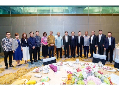 Yang di-Pertuan Agong (lapan dari kanan) berkenan berangkat ke sesi perkongsian perniagaan bersama Pengarah LBS, Tan Sri Ir. Lim Hock San, dan delegasi dari China, TYT Zhou Zuyi dan Zhou Kanfen, di sebuah hotel di Kuala Lumpur, di sini.