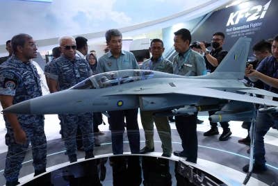 Mohamad (tiga dari kiri) meninjau persiapan Pameran Maritim dan Aeroangkasa Antarabangsa Langkawi (LIMA'23) di Pusat Pameran Antabangsa Mahsuri (MIEC) hari ini. - Foto Bernama