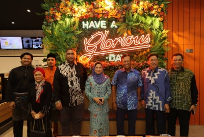 Hazimah (tengah) bersama Pengerusi Jawatankuasa Eksekutif Pernas, Datuk Abu Bakar As-Sidek Mohd Sidek,Haris Imran Roslan (kiri sekali) dan Zakwan Azizam (tiga dari kiri), francaisi Gloria Jean’s Coffees serta tetamu kehormat yang lain.