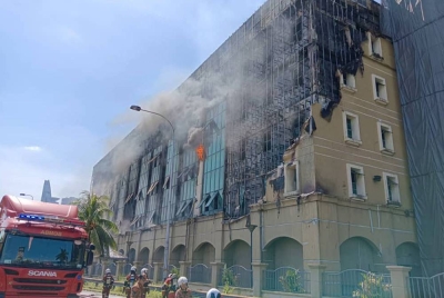 Anggota bomba memadam kebakaran bangunan KWSP di Jalan Gasing, Petaling Jaya pada Isnin.