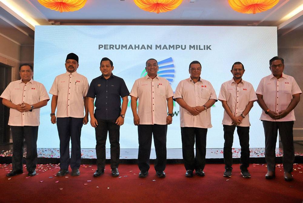 Menteri Besar Kedah, Datuk Seri Muhammad Sanusi Md Nor (tengah) bergambar bersama-sama Ahli Dewan Undangan Negeri Kuah, Mohd Firdaus Ahmad (tiga dari kiri) Pegawai Daerah Langkawi, Datuk Abdul Gafar Yahya (dua dari kiri), Yang Dipertua Majlis Perbandaran Langkawi Bandaraya Pelancongan, Tunku Iskandar Shah Tunku Muszaffar Shah (kiri), Pengerusi BDB, Sr Haji Che Had Dhali (tiga dari kanan), Pengarah Eksekutif Kumpulan BDB, Raja Shahreen Raja Othman (dua dari kanan) dan Ketua Divisyen Hartanah Kumpulan BDB, Zawawi Wahab (kanan).