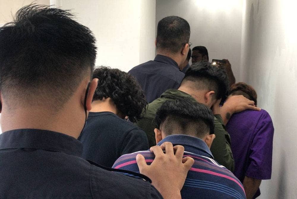 Empat penyokong bola sepak mengaku salah merusuh ketika perlawanan bola sepak Liga Super antara Perak FC dan Selangor FC, Sabtu lalu.