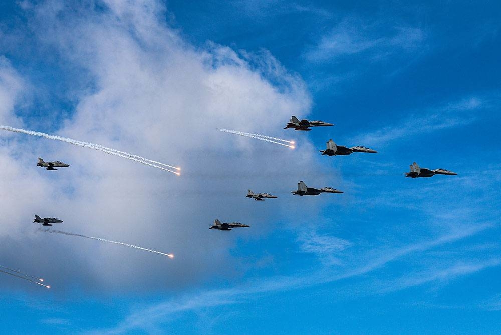 Persembahan udara dari aset Tentera Udara Diraja Malaysia (TUDM) ketika majlis perasmian Pameran Antarabangsa Maritim dan Aeroangkasa Langkawi 2023 (LIMA'23) di Pusat Pameran Antarabangsa Mashuri (MIEC) hari ini.