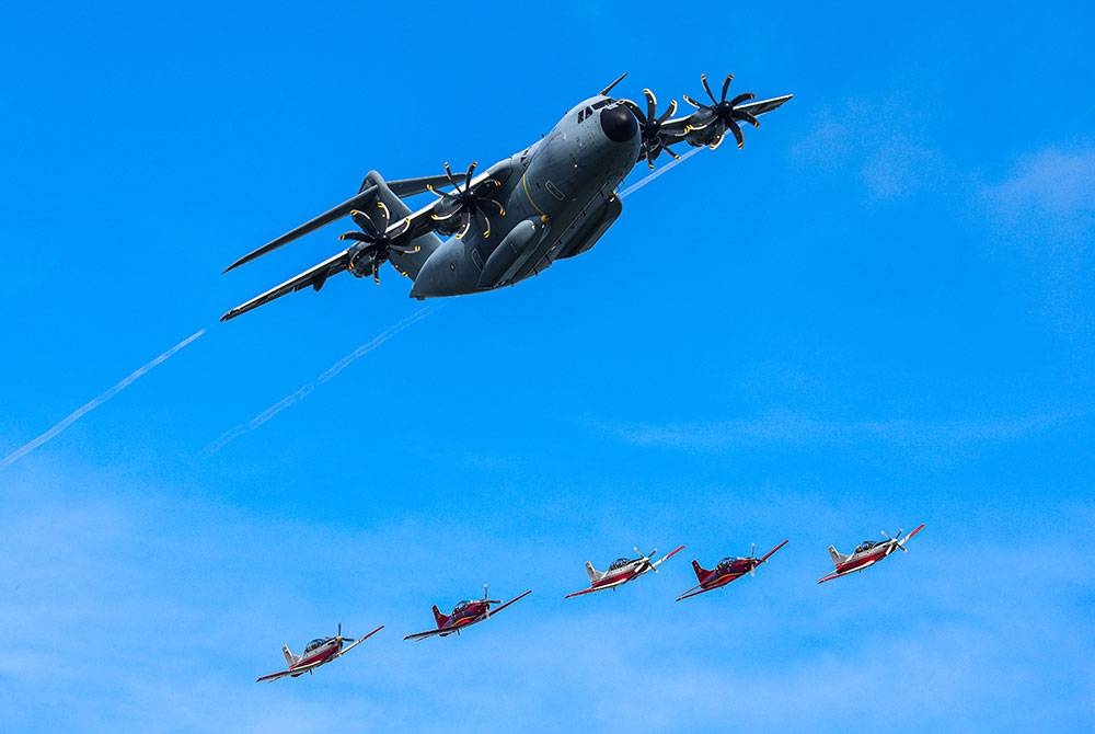 Persembahan udara dari A400M milik Tentera Udara Diraja Malaysia (TUDM) ketika majlis perasmian Pameran Antarabangsa Maritim dan Aeroangkasa Langkawi 2023 (LIMA'23) di Pusat Pameran Antarabangsa Mashuri (MIEC) hari ini.