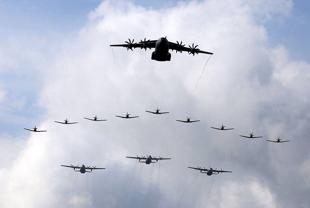 Pertunjukan udara sempena Pameran Maritim dan Aeroangkasa Antarabangsa Langkawi (LIMA’23) di Tarmac Pusat Pameran Antarabangsa Mahsuri (MIEC) Langkawi hari ini.