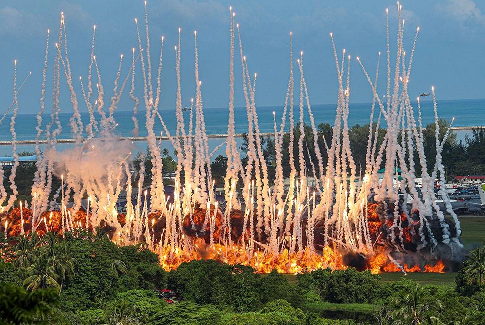 Persembahan udara dari aset Tentera Udara Diraja Malaysia (TUDM) ketika majlis perasmian Pameran Antarabangsa Maritim dan Aeroangkasa Langkawi 2023 (LIMA'23) di Pusat Pameran Antarabangsa Mashuri (MIEC) hari ini.