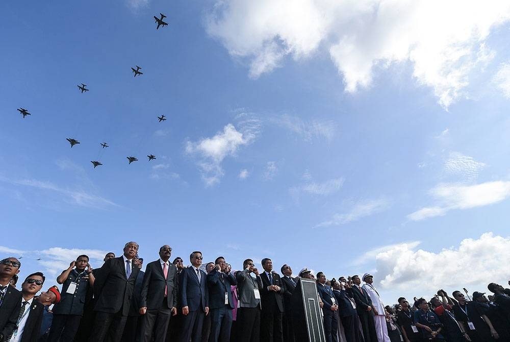 Menteri Pertahanan Datuk Seri Mohamad Hasan dan Menteri Pengangkutan Anthony Loke melihat persembahan pembukaan Pameran Maritim dan Aeroangkasa Antarabangsa Langkawi (LIMA’23) di Tarmac Pusat Pameran Antarabangsa Mahsuri (MIEC) Langkawi hari ini.