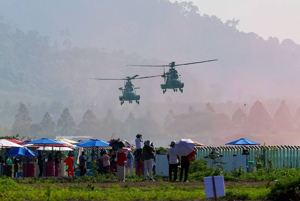 Persembahan udara dari aset Tentera Udara Diraja Malaysia (TUDM) ketika majlis perasmian Pameran Antarabangsa Maritim dan Aeroangkasa Langkawi 2023 (LIMA'23) di Pusat Pameran Antarabangsa Mashuri (MIEC) hari ini.