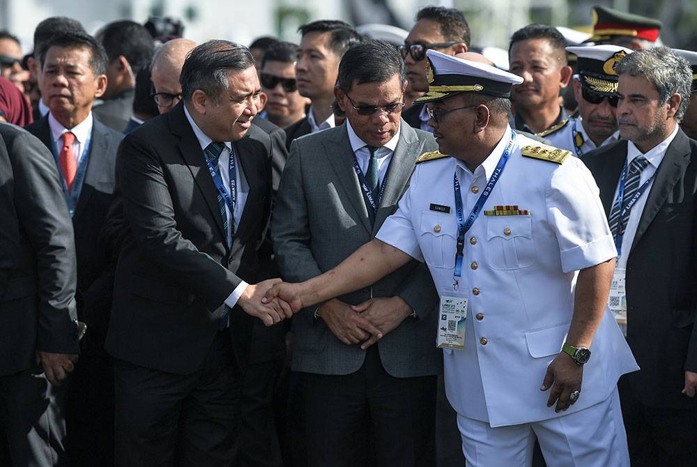 Menteri Besar Kedah, Datuk Seri Muhammad Sanusi Md Nor (dua, kanan) bersalaman dengan Menteri Pengangkutan Anthony Loke (dua, kiri) ketika hadir pada Pameran Maritim dan Aeroangkasa Antarabangsa Langkawi (LIMA’23) di Tarmac Pusat Pameran Antarabangsa Mahsuri (MIEC) Langkawi hari ini.