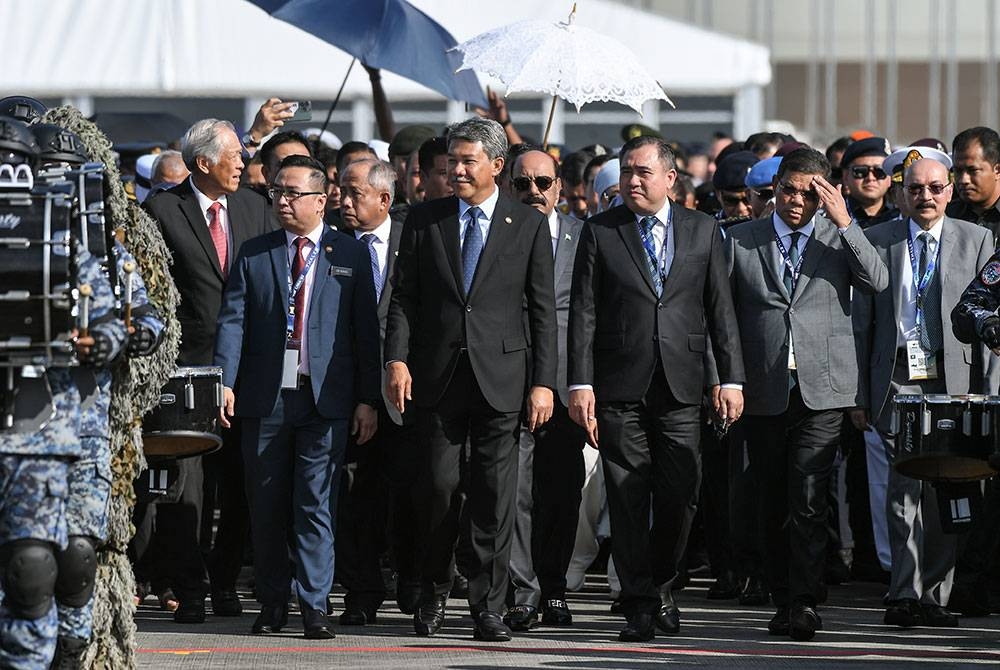 Menteri Pertahanan Datuk Seri Mohamad Hasan dan Menteri Pengangkutan Anthony Loke Siew Fook ketika hadir pada Pameran Maritim dan Aeroangkasa Antarabangsa Langkawi (LIMA’23) di Tarmac Pusat Pameran Antarabangsa Mahsuri (MIEC) Langkawi hari ini.
