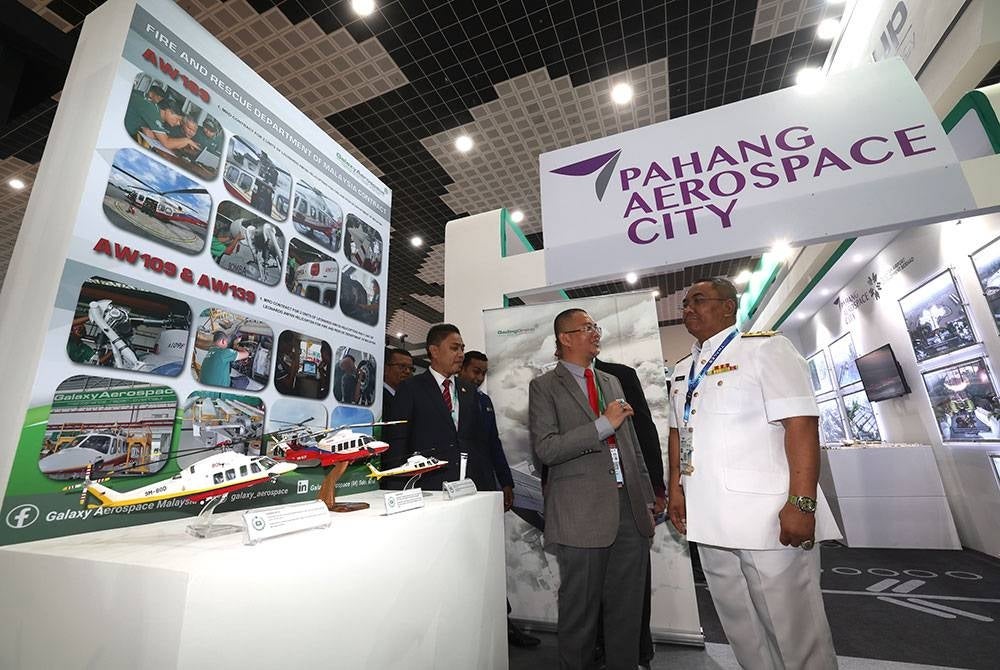 Menteri Besar Kedah, Datuk Seri Muhammad Sanusi Md Nor (kanan) melawat Pameran Maritim dan Aeroangkasa Antarabangsa Langkawi (LIMA’23) di Pusat Pameran Antarabangsa Mahsuri (MIEC) Langkawi hari ini.