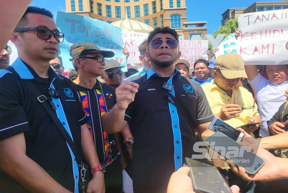 Hishamuddin (kanan) ketika ditemui selepas menyerahkan memorandum di hadapan Menara Kinabalu, Kota Kinabalu.