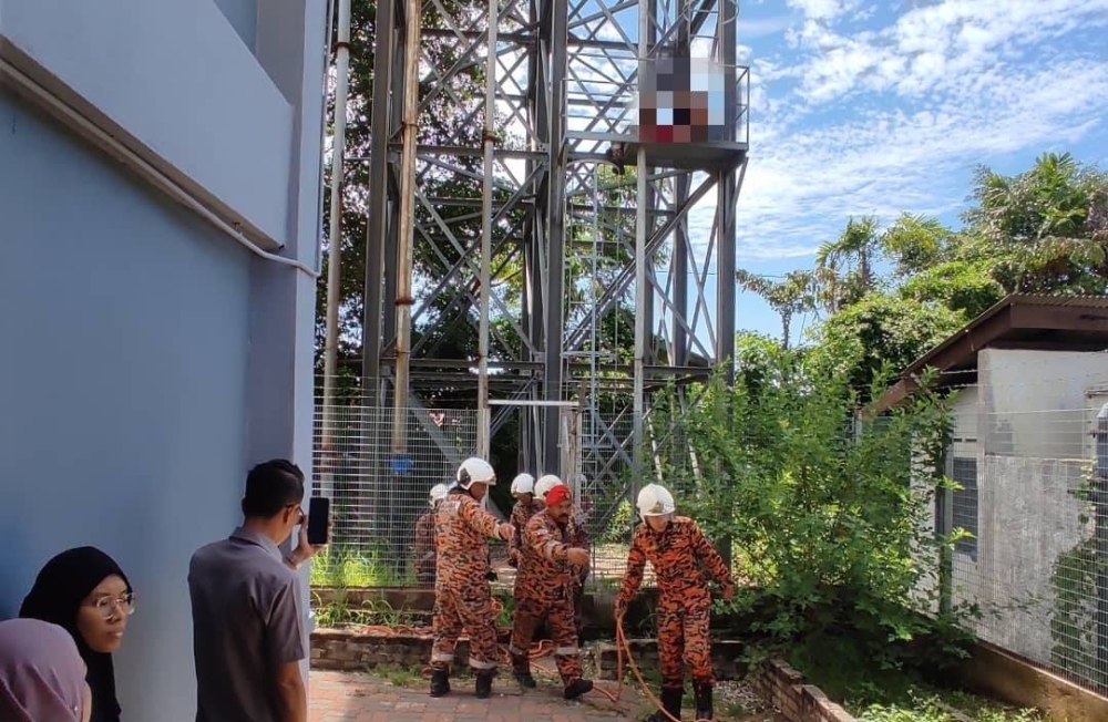 Seorang remaja perempuan didakwa memanjat tangki air itu untuk terjun dalam kejadian pada jam 1 petang Selasa.