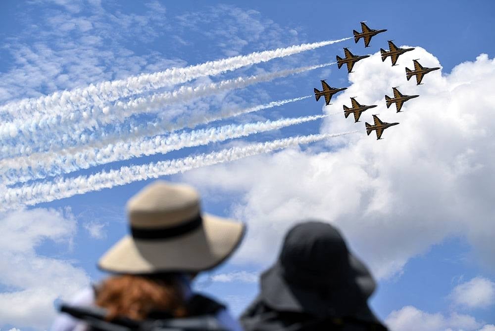 Pengunjung tidak melepaskan peluang merakam gambar pasukan Black Eagles dari Korea Selatan yang melakukan pertunjukan udara pada Pameran Maritim dan Aeroangkasa Antarabangsa Langkawi 2023 (LIMA’23) di Tarmac Pusat Pameran Antarabangsa Mahsuri (MIEC) Langkawi hari ini.