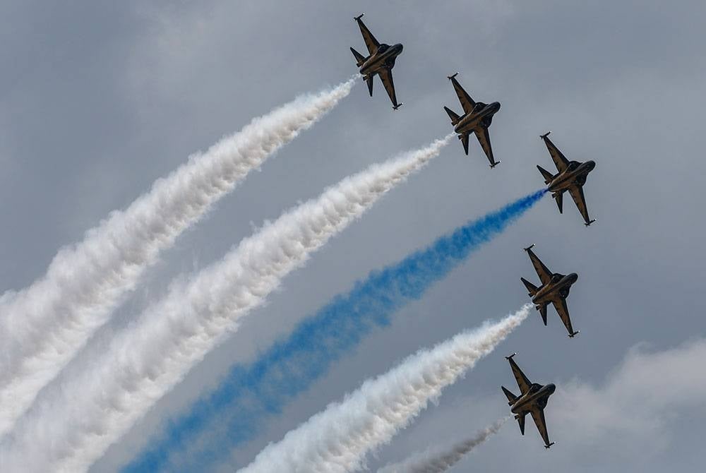 Persembahan udara kapal terbang jenis KAI T-50B Black Eagles dari Korea Selatan sempena Pameran Maritim dan Aeroangkasa Antarabangsa Langkawi (LIMA'23) hari ini.
