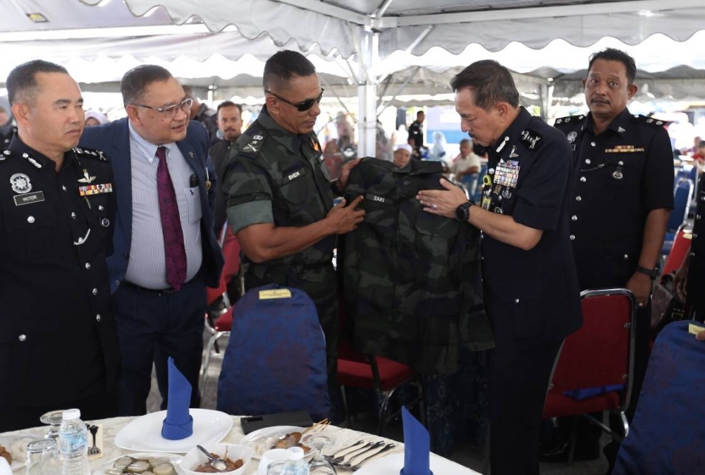 Sheik Azhar (dua dari kanan) menyampaikan uniform PGA kepada Muhamad Zaki (kanan).