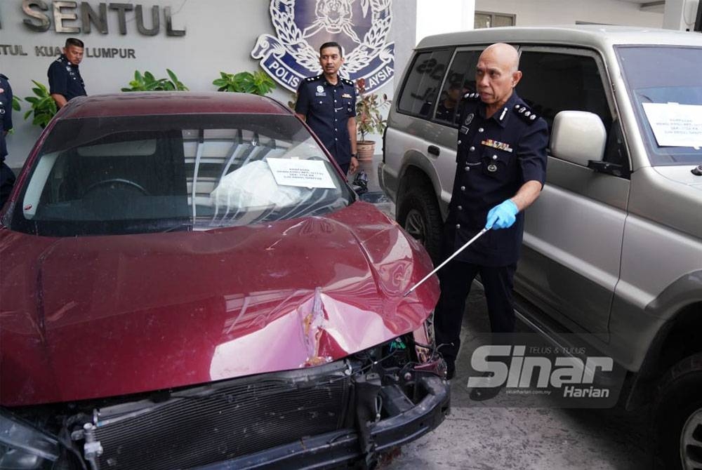 Ahmad Sukarno menunjukkan kereta yang dilaporkan curi berkata dijumpai semula. - Foto: SINARHARIAN/ Rosli Talib