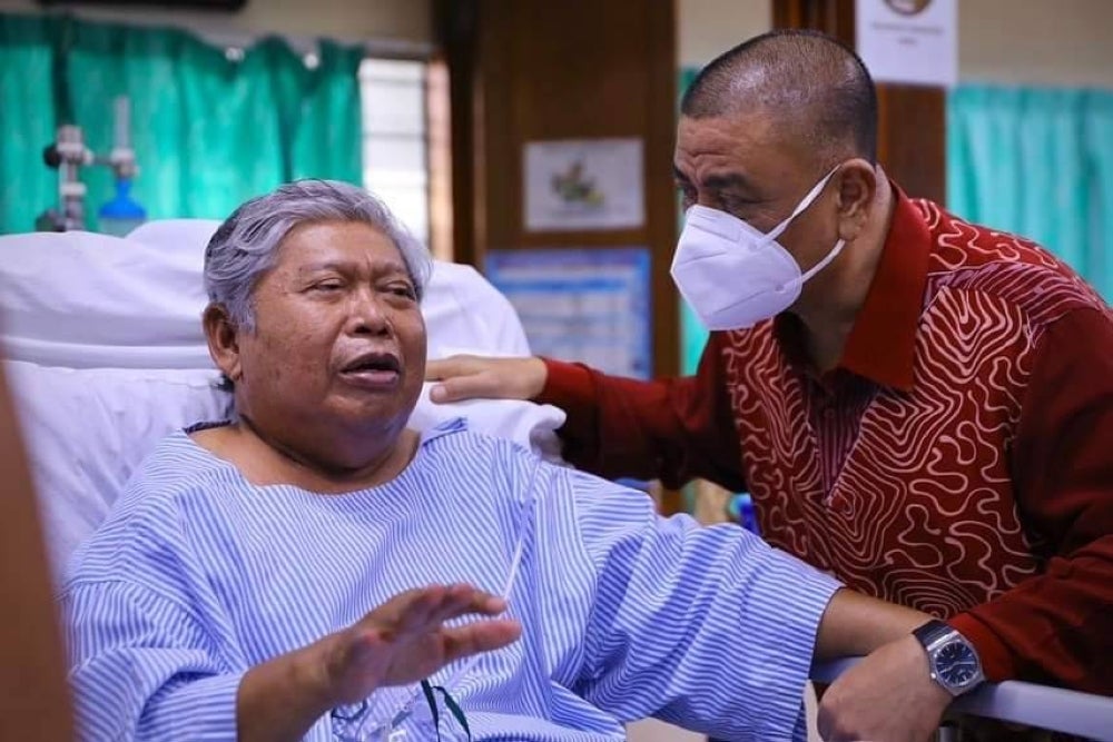 Menteri Besar Perak, Datuk Seri Saarani Mohamad menziarahi Allahyarham yang ketika itu menerima rawatan di HRPB, Ahad lepas.