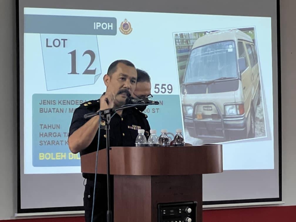 La vente aux enchères publique impliquant 41 véhicules mis en fourrière a réussi à lever 487 750 RM au Perak JPJ mardi.  - Photo : courtoisie de JPJ Perak