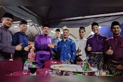 Mohamad Zaki (tiga dari kiri) bersalaman bersama Somchai Sisorayut pada Majlis Sambutan Hari Raya Aidilfitri Peringkat Ibu Pejabat Polis Daerah Tumpat pada Isnin.