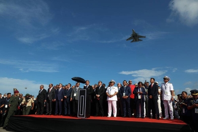 Menteri Pertahanan Datuk Seri Mohamad Hasan dan Menteri Pengangkutan Anthony Loke Siew Fook menyaksikan sesi terbang lintas selepas merasmikan Pameran Maritim dan Aeroangkasa Antarabangsa Langkawi (LIMA’23) di Tarmac Pusat Pameran Antarabangsa Mahsuri (MIEC) Langkawi hari ini.
