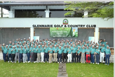 Sebahagian peserta bergambar pada Kejohanan Golf Amal PNSB 2023 di Glenmarie Golf and Country Club di sini pada Ahad lalu.