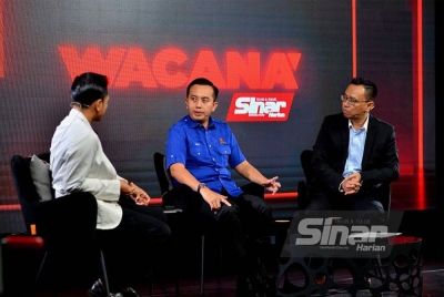 Mohd Imran (tengah) bersama Iswardy (kanan) dan Ismail ketika Wacana Sinar Siri 398 yang membincangkan tajuk Kerajaan perpaduan, ke mana undi Melayu? pada Selasa. - Foto Sinar Harian/Asril Aswandi Shukor.