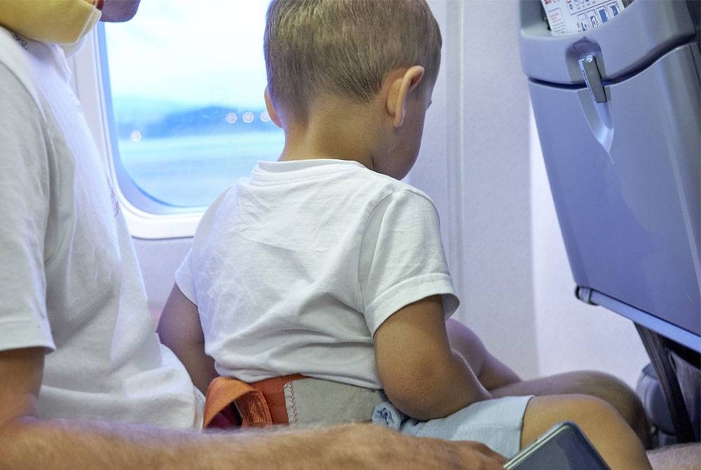 Les parents doivent assurer le confort des petits enfants, surtout lorsque les voyages prennent beaucoup de temps - Image décorative 123RF